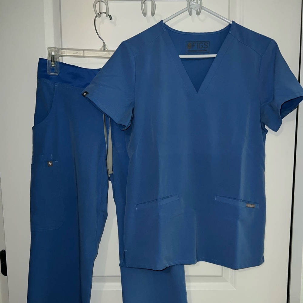 FIGS Women’s ceil blue Scrub Set - casma top xs kade cargo size small